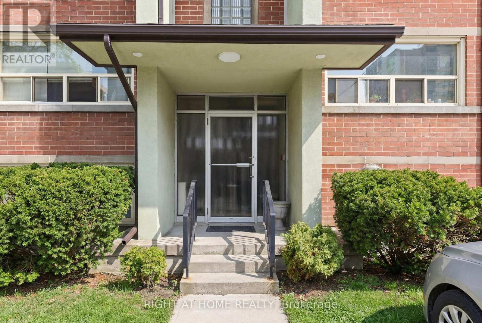 11 - 223 Macnab Street S, Hamilton, Ontario  L8P 3C9 - Photo 2 - X13004472