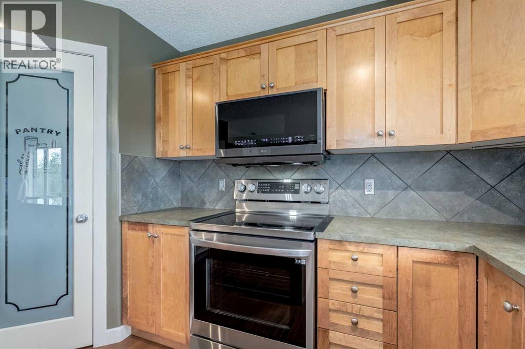 664 Luxstone Landing Sw, Airdrie, Alberta  T4B 3L2 - Photo 12 - A2315122