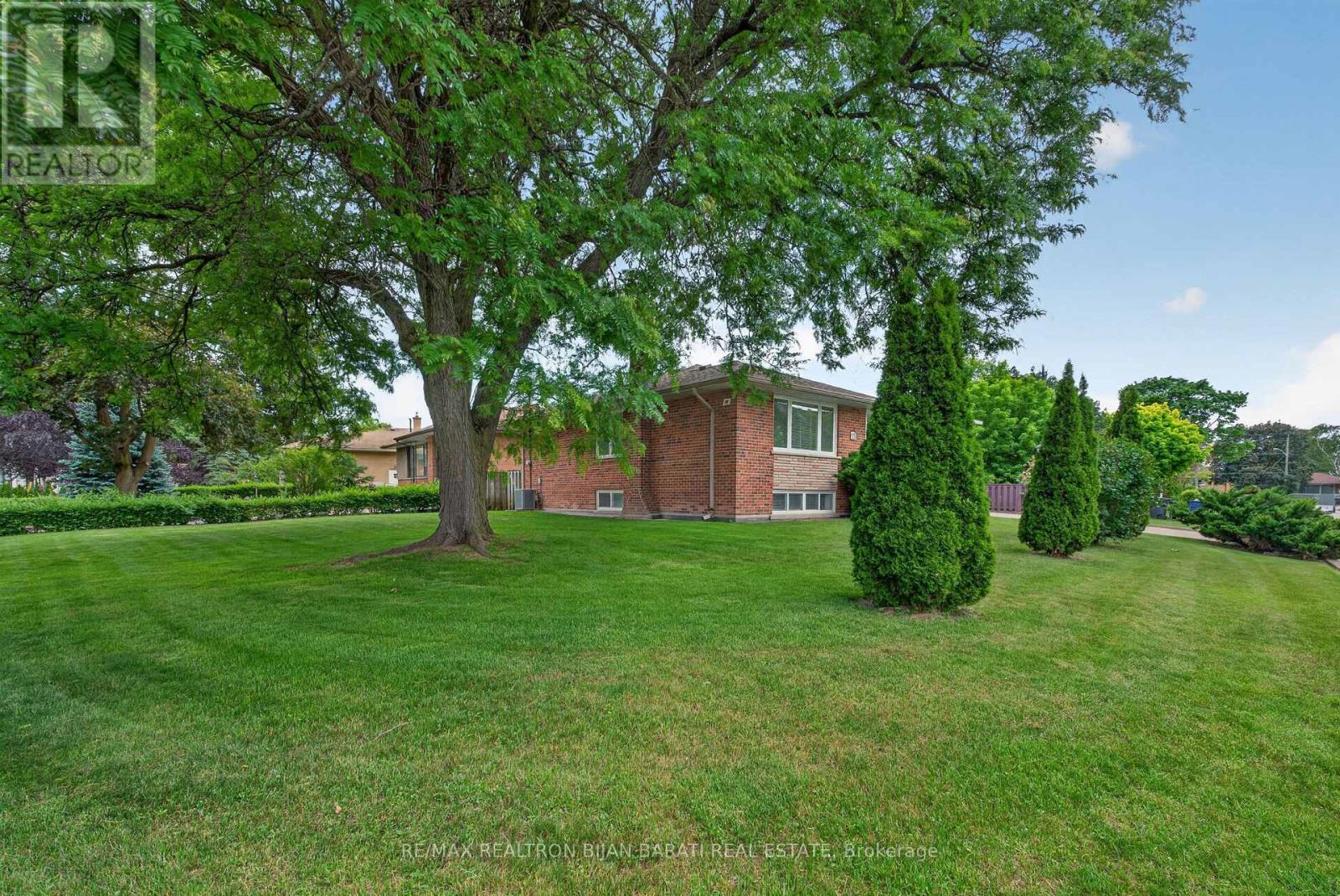 15 Revcoe Drive, Toronto, Ontario  M2M 2B9 - Photo 3 - C13463426