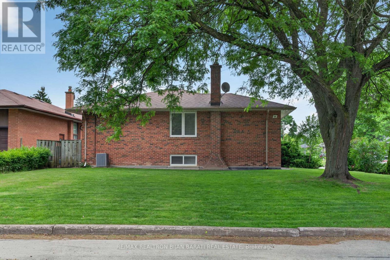 15 Revcoe Drive, Toronto, Ontario  M2M 2B9 - Photo 49 - C13463426