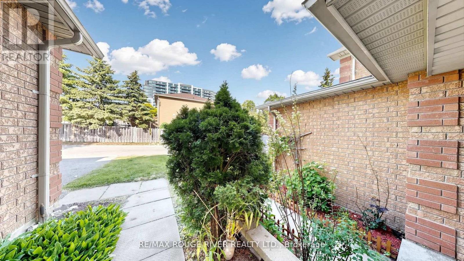 4 Trowell Lane, Ajax, Ontario  L1Z 1K4 - Photo 2 - E13463662