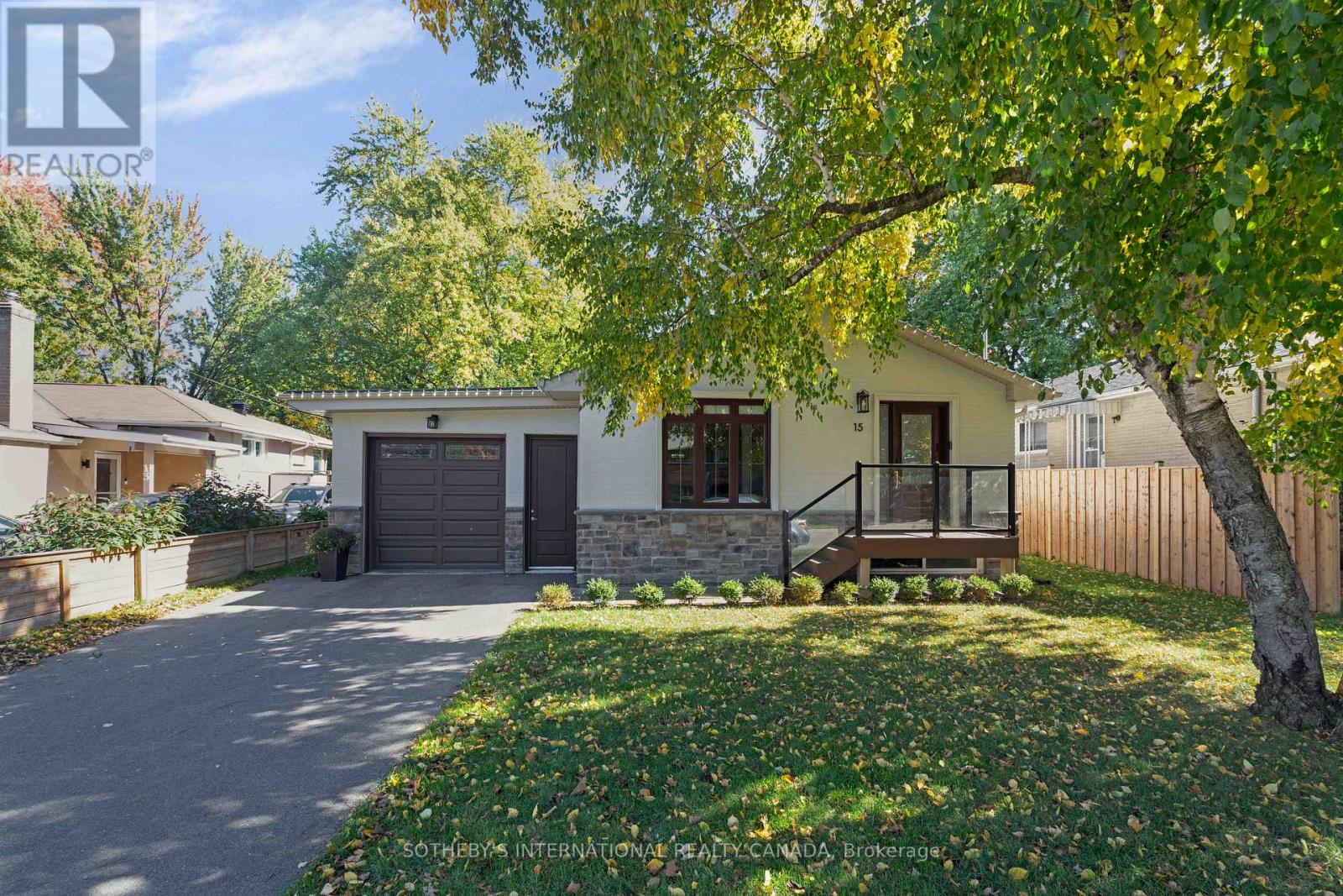 15 WENDERLY DRIVE, Aurora, Ontario