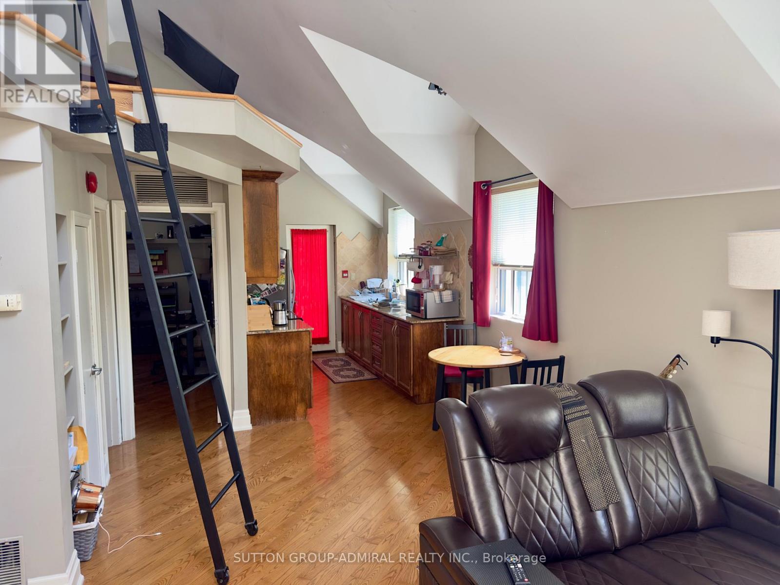 8 - 136 Springhurst Avenue, Toronto, Ontario  M6K 1C1 - Photo 2 - W13463554