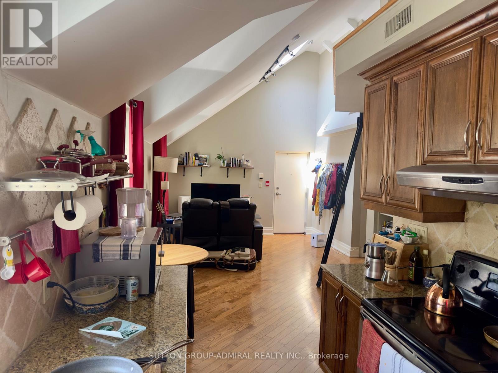 8 - 136 Springhurst Avenue, Toronto, Ontario  M6K 1C1 - Photo 3 - W13463554
