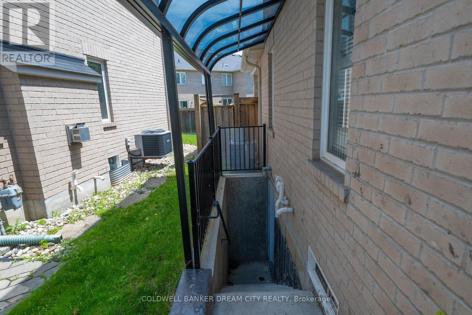 15 Portwine Drive, Toronto, Ontario  M1C 0C9 - Photo 4 - E13463408