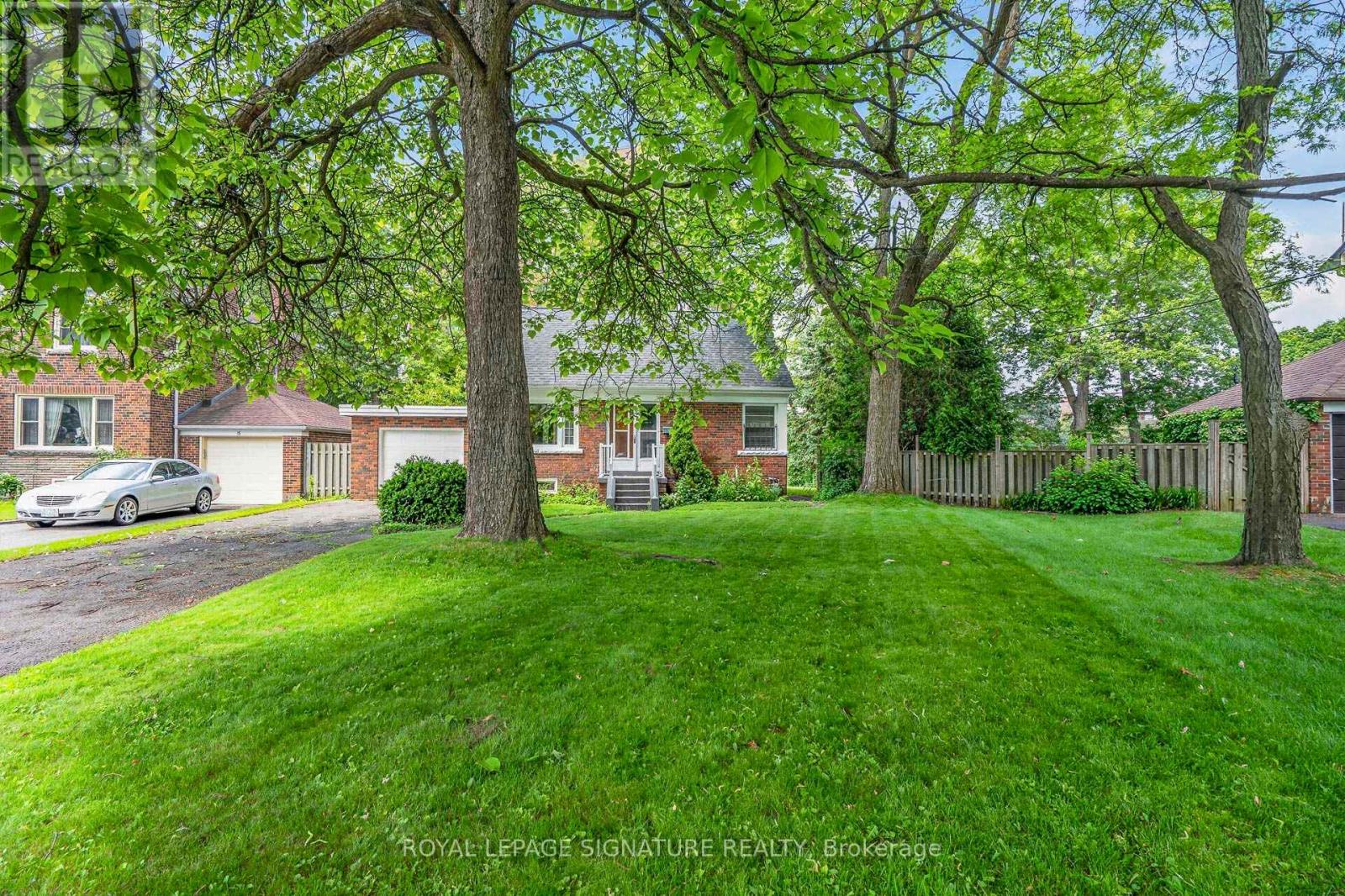 <div class="slider-price">$899,900</div><p>11 Innisdale Drive, Toronto, Ontario</p>