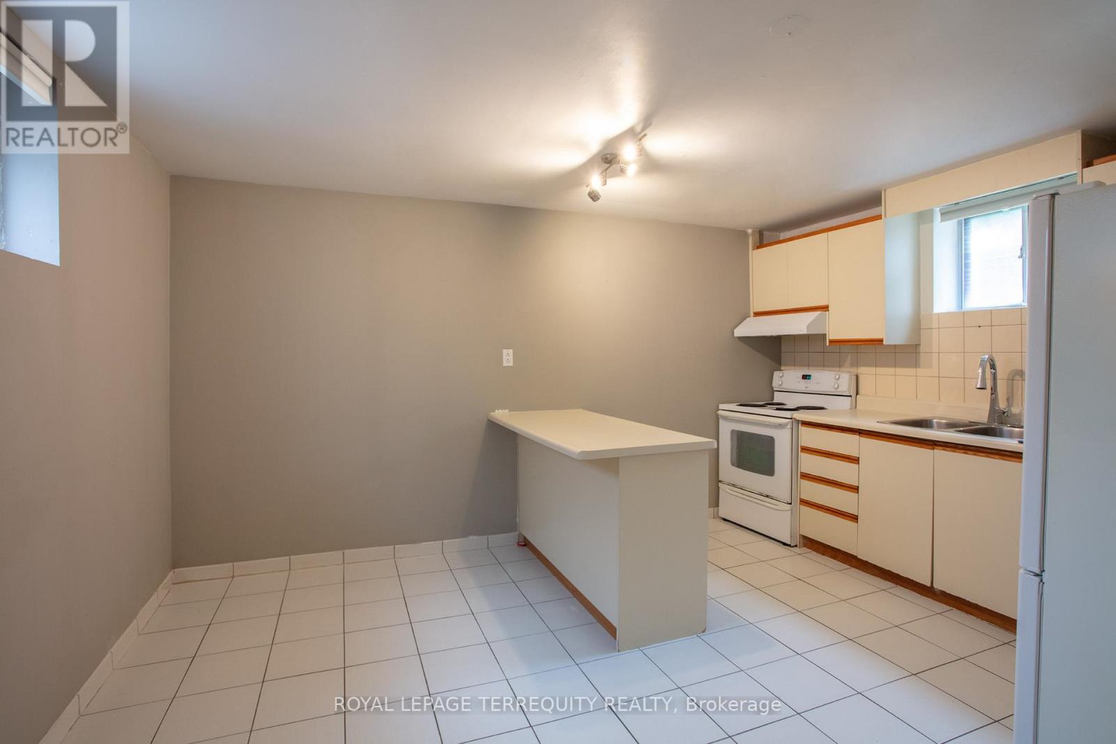 Basement - 10 Northcliffe Boulevard, Toronto, Ontario  M6H 3H1 - Photo 4 - W13243342
