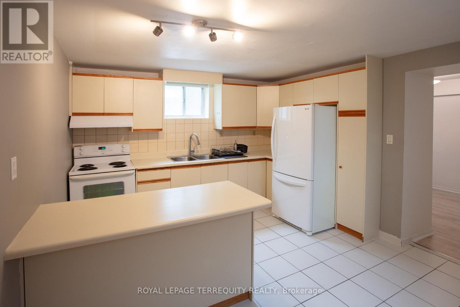 Basement - 10 Northcliffe Boulevard, Toronto, Ontario  M6H 3H1 - Photo 6 - W13243342