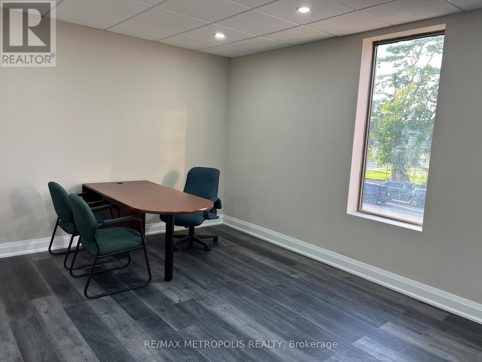 551 York Street, London East, Ontario N6B 1R6 - Photo 7 - X12974062