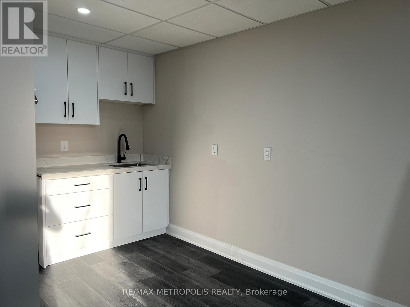551 York Street, London East, Ontario N6B 1R6 - Photo 15 - X12974062
