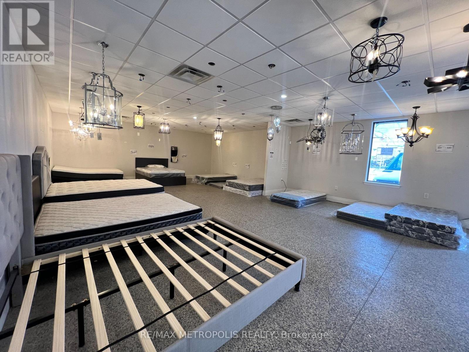 551 York Street, London East, Ontario N6B 1R6 - Photo 16 - X12974062