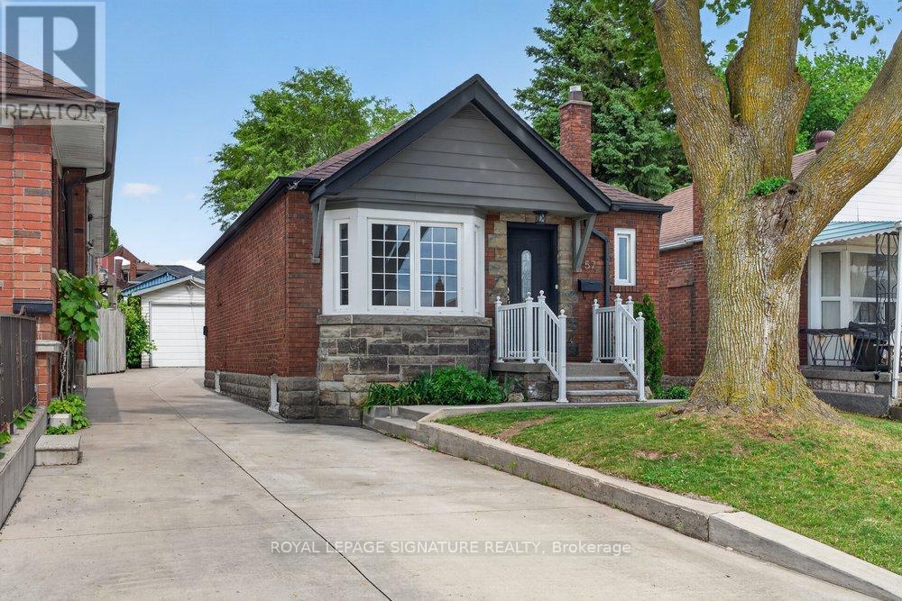 <div class="slider-price">$799,000</div><p>57 Miranda Avenue, Toronto, Ontario</p>