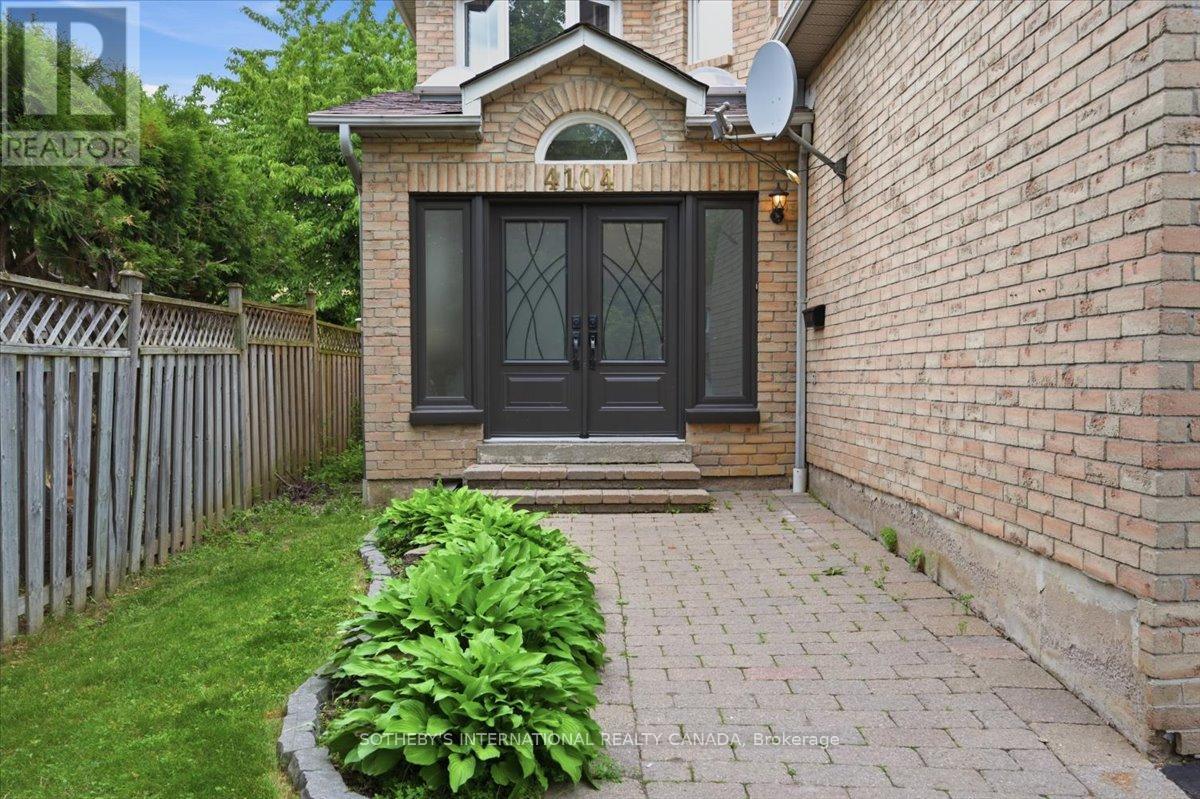 4104 Credit Pointe Drive, Mississauga, Ontario  L5M 3K6 - Photo 2 - W13463912