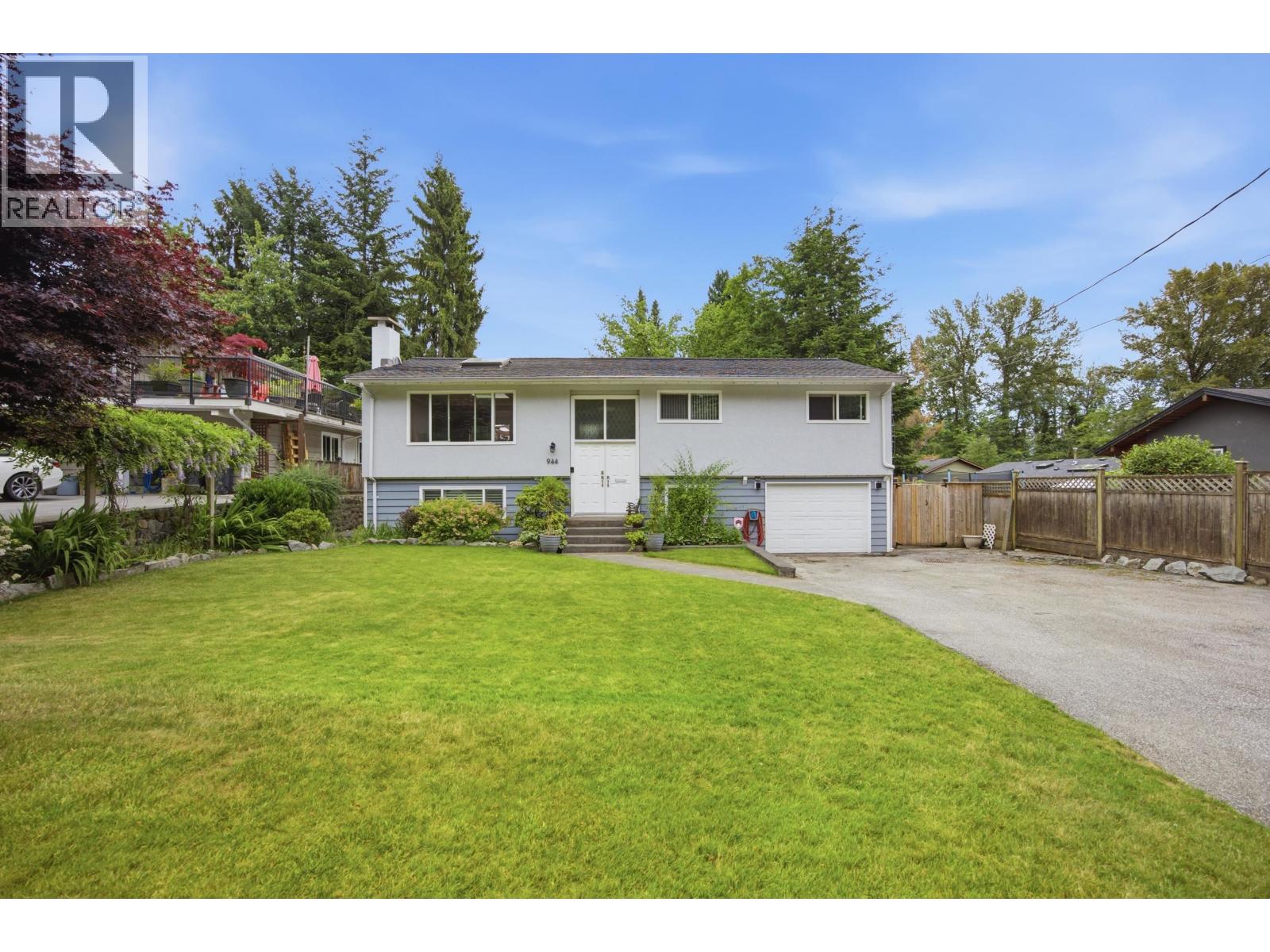 944 Tollcross Road, North Vancouver, British Columbia  V7H 2G2 - Photo 2 - R3137396