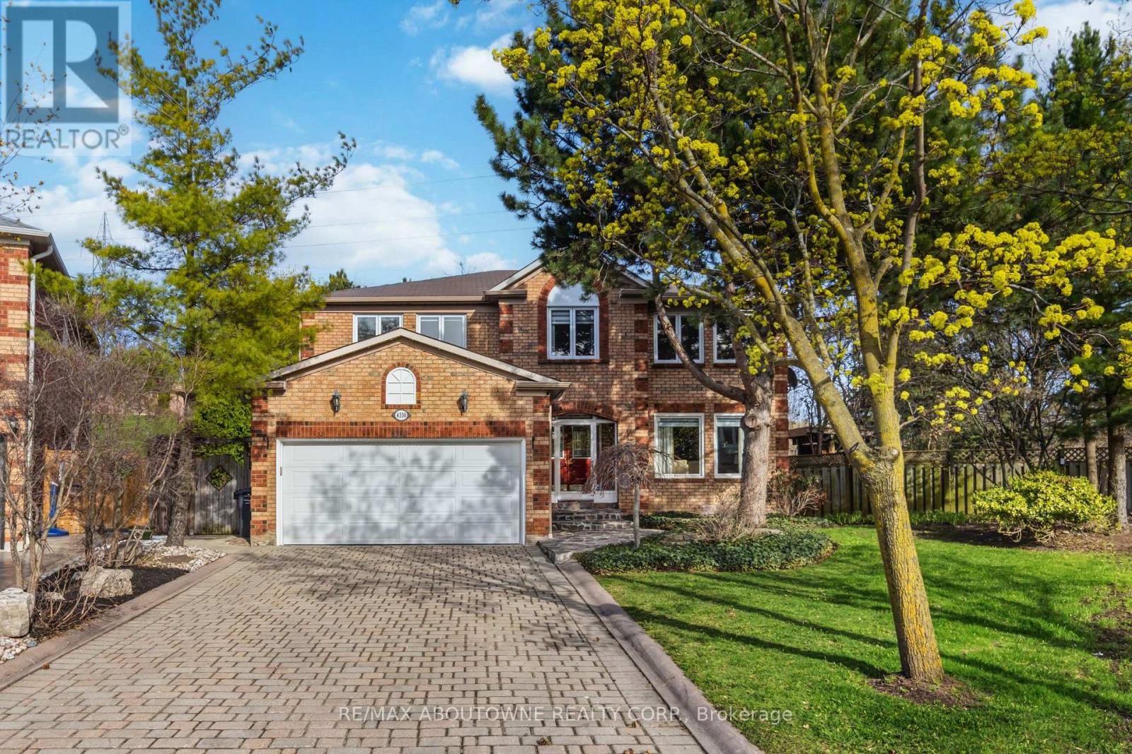 4330 Spinningdale Court, Mississauga, Ontario  L5M 3J8 - Photo 2 - W13233324