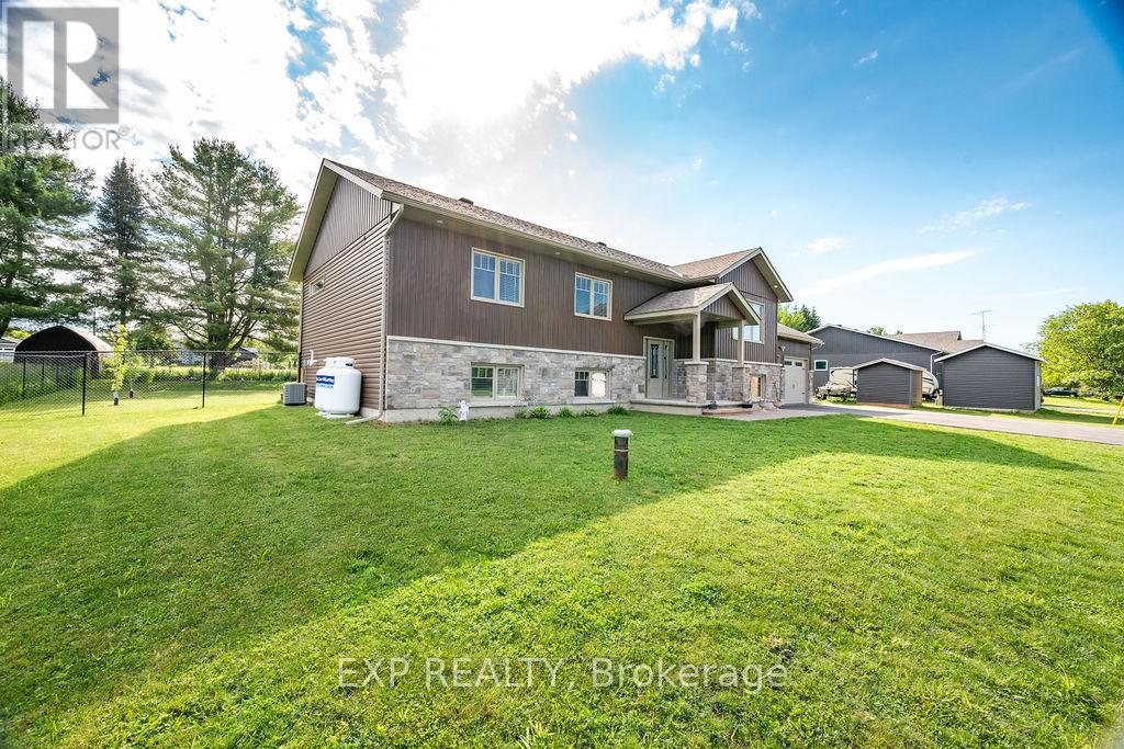 20 Riverdale Street, Whitewater Region, Ontario  K0J 2L0 - Photo 2 - X12902334