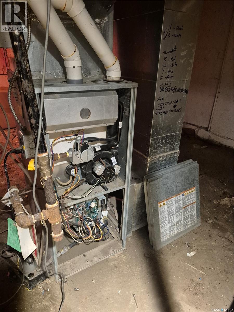 330 3rd Avenue Se, Weyburn, Saskatchewan  S4H 1X4 - Photo 13 - SK040004