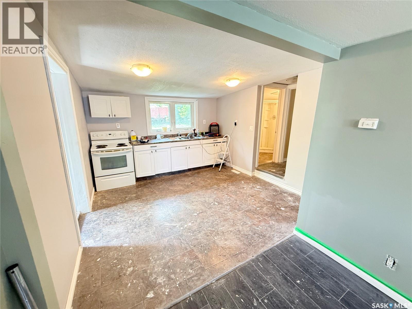 330 3rd Avenue Se, Weyburn, Saskatchewan  S4H 1X4 - Photo 3 - SK040004