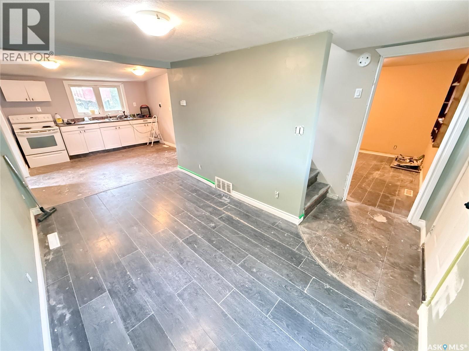 330 3rd Avenue Se, Weyburn, Saskatchewan  S4H 1X4 - Photo 4 - SK040004