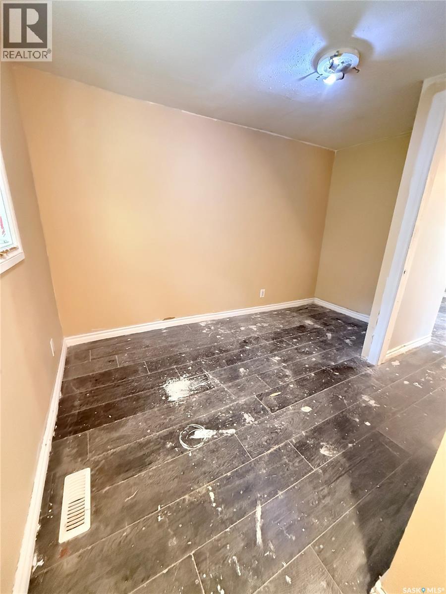 330 3rd Avenue Se, Weyburn, Saskatchewan  S4H 1X4 - Photo 5 - SK040004