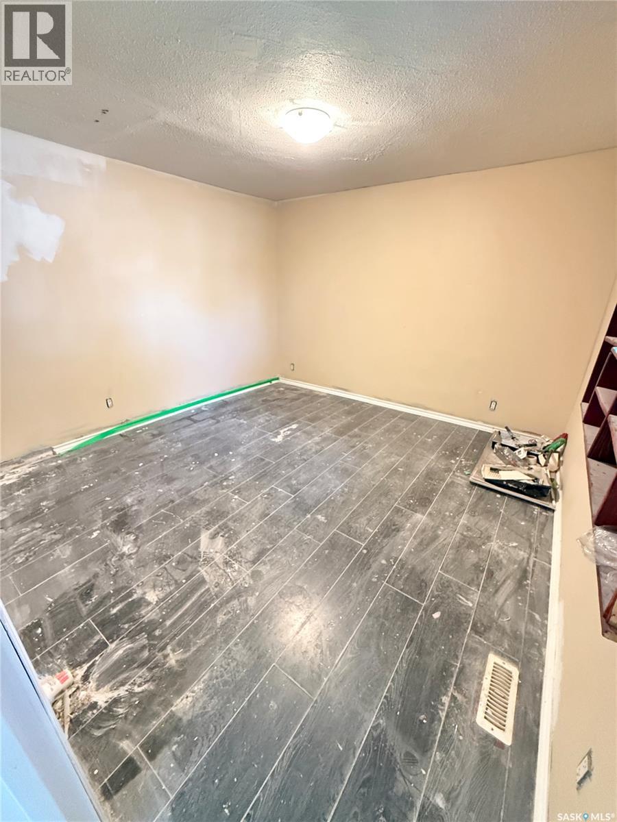 330 3rd Avenue Se, Weyburn, Saskatchewan  S4H 1X4 - Photo 6 - SK040004