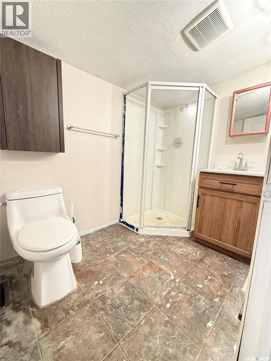330 3rd Avenue Se, Weyburn, Saskatchewan  S4H 1X4 - Photo 7 - SK040004