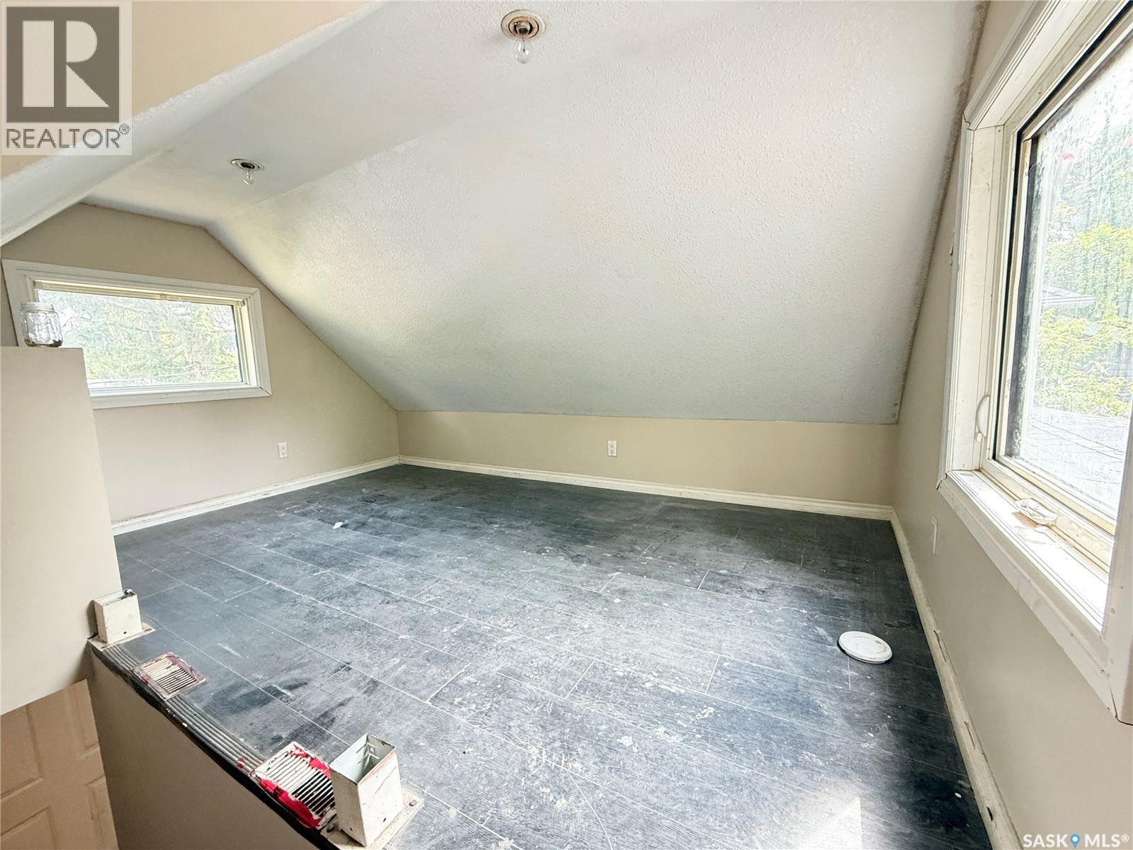 330 3rd Avenue Se, Weyburn, Saskatchewan  S4H 1X4 - Photo 8 - SK040004