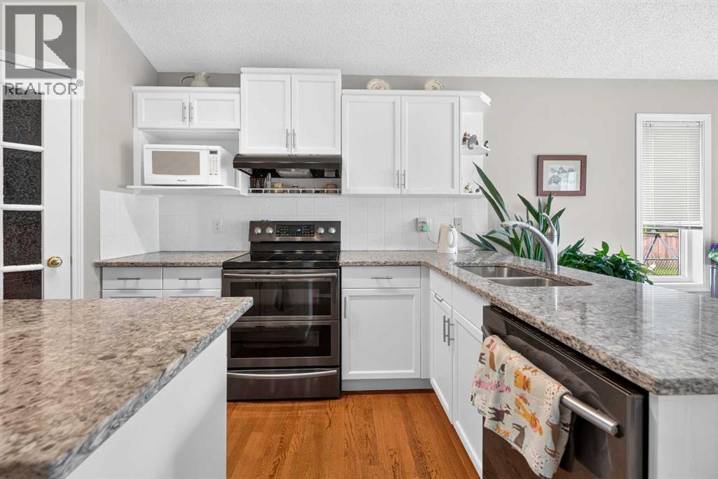 501 Coral Keys Villas NE, Calgary, Alberta  T3J 3L8 - Photo 5 - A2322169