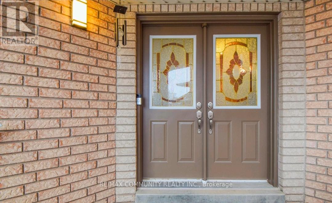 96 Mosley Crescent, Brampton, Ontario  L6Y 5C9 - Photo 2 - W13464026