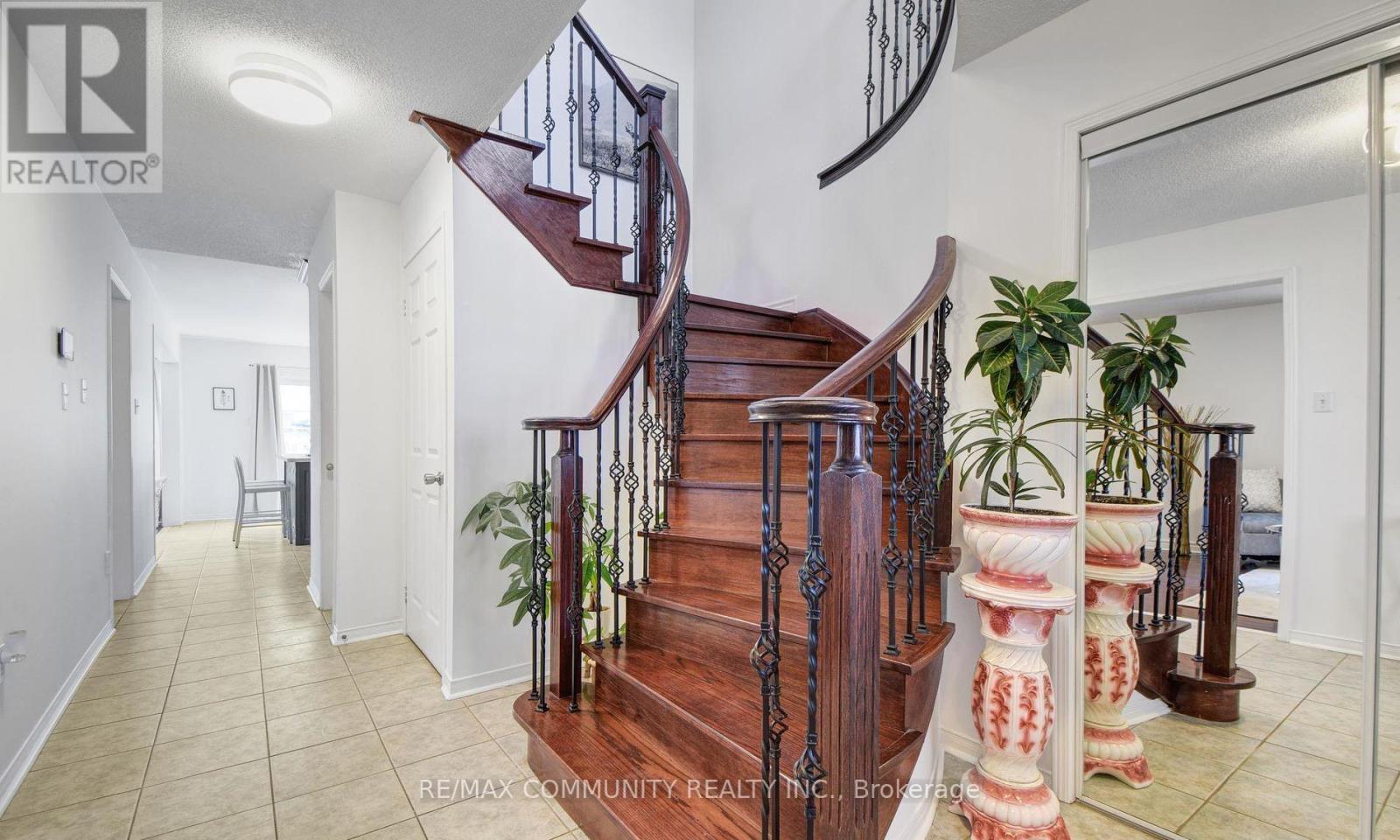 96 Mosley Crescent, Brampton, Ontario  L6Y 5C9 - Photo 3 - W13464026