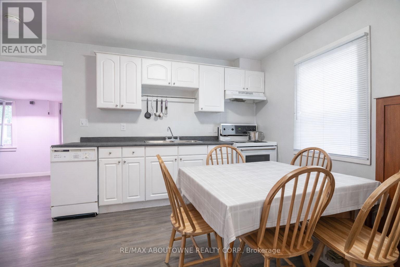 108 Queenston Street, St. Catharines, Ontario  L2R 2Z3 - Photo 4 - X12965296