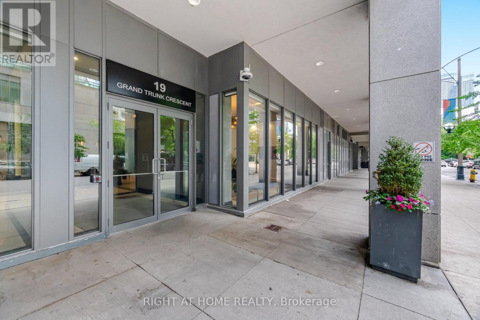 #2511 - 19 Grand Trunk Crescent, Toronto, Ontario  M5J 3A3 - Photo 4 - C13464224