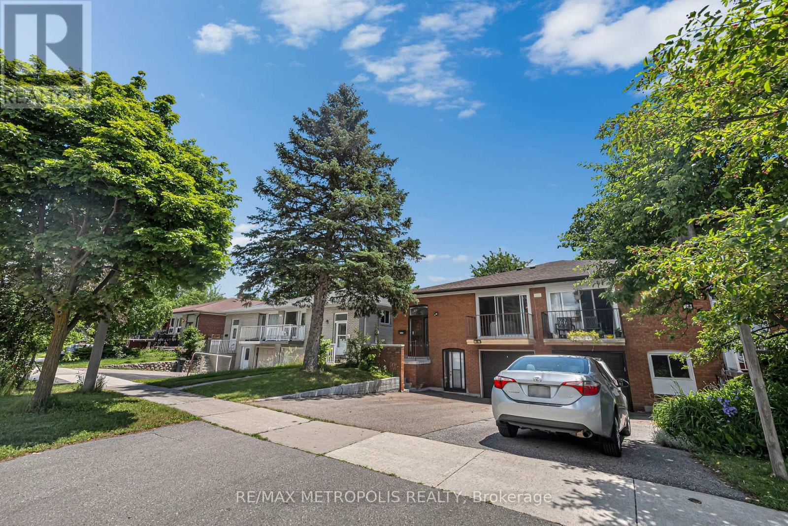 76 HARRINGTON CRESCENT, Toronto, Ontario
