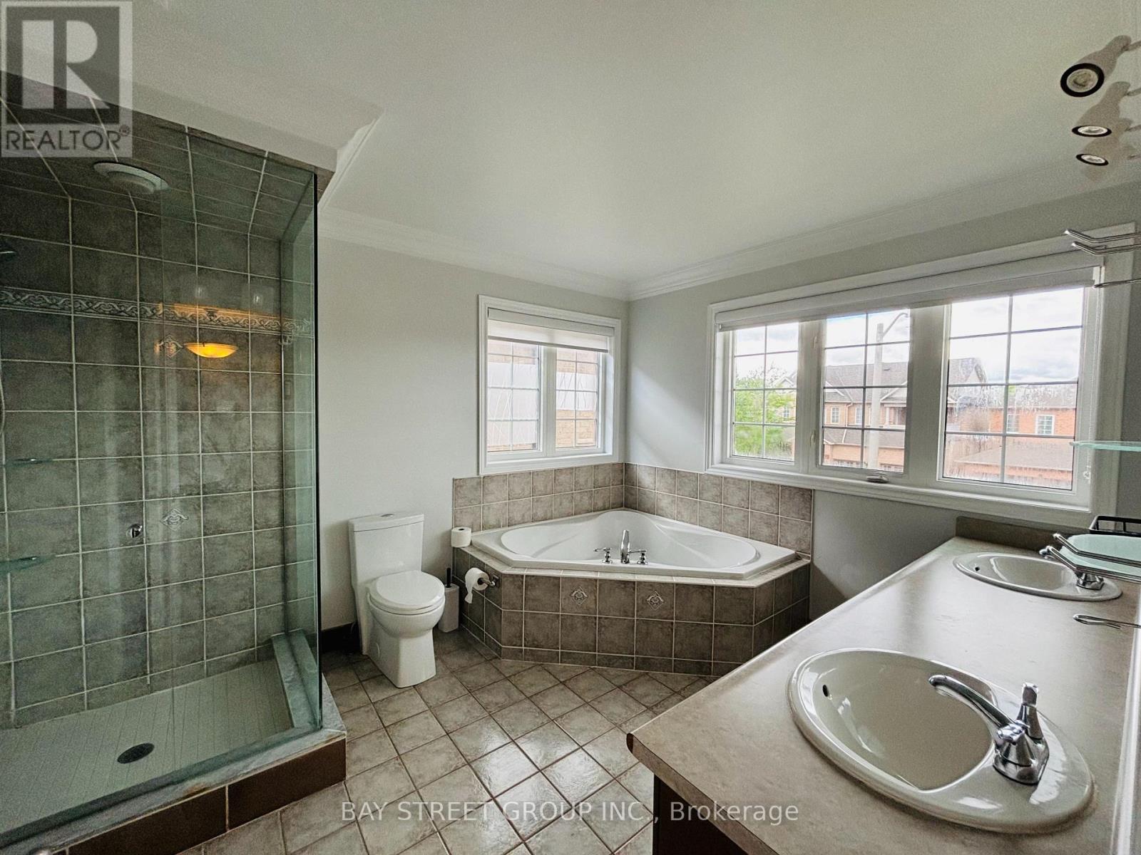 63 Grand Oak Drive, Richmond Hill, Ontario  L4E 4A2 - Photo 12 - N13464190