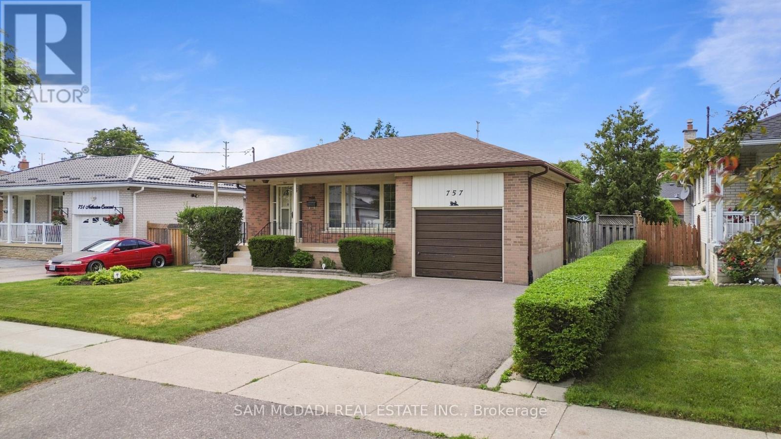 757 Netherton Crescent, Mississauga, Ontario  L4Y 2M5 - Photo 2 - W13464120