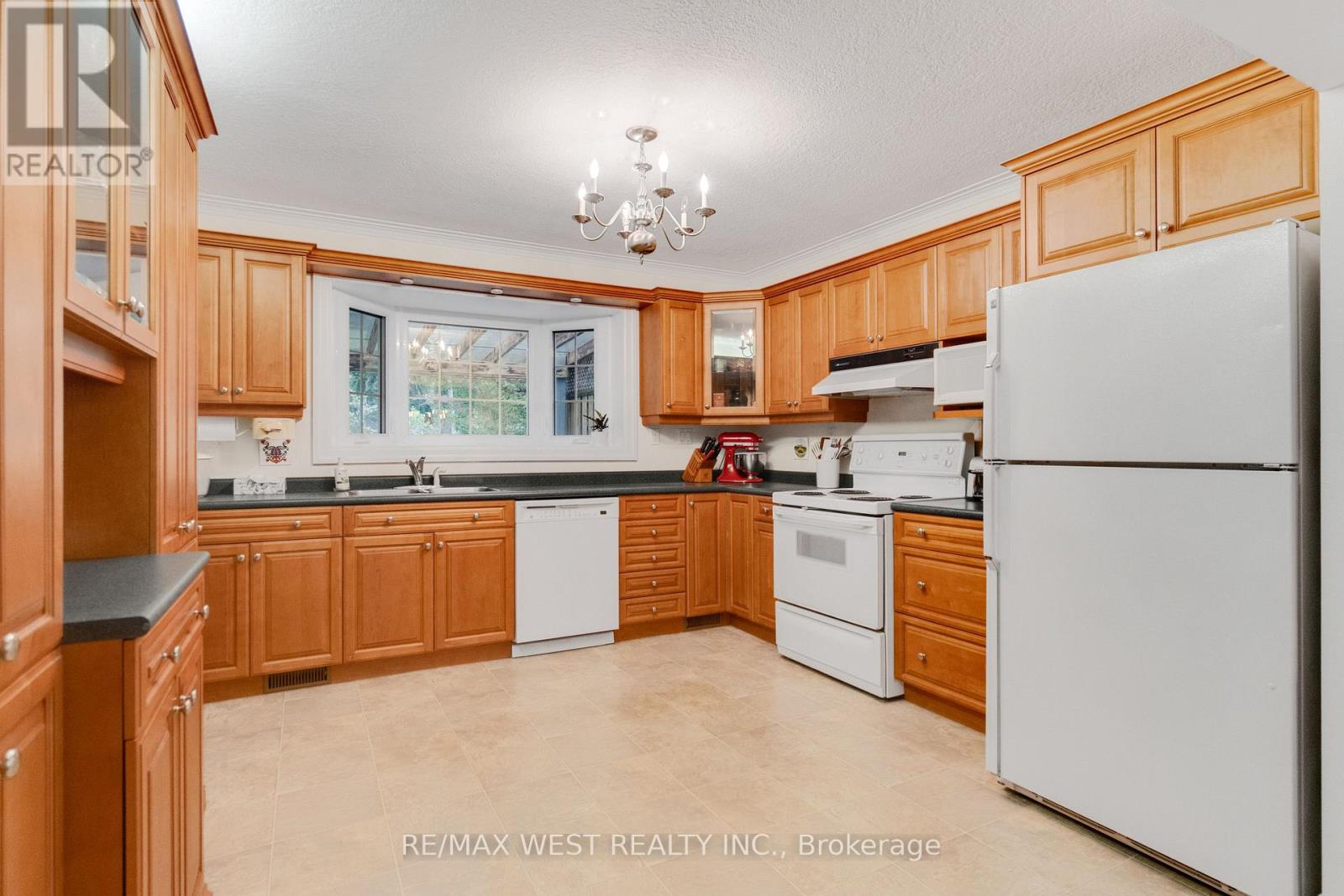18 North Kingslea Drive, Toronto, Ontario  M8Y 2B1 - Photo 3 - W13464360
