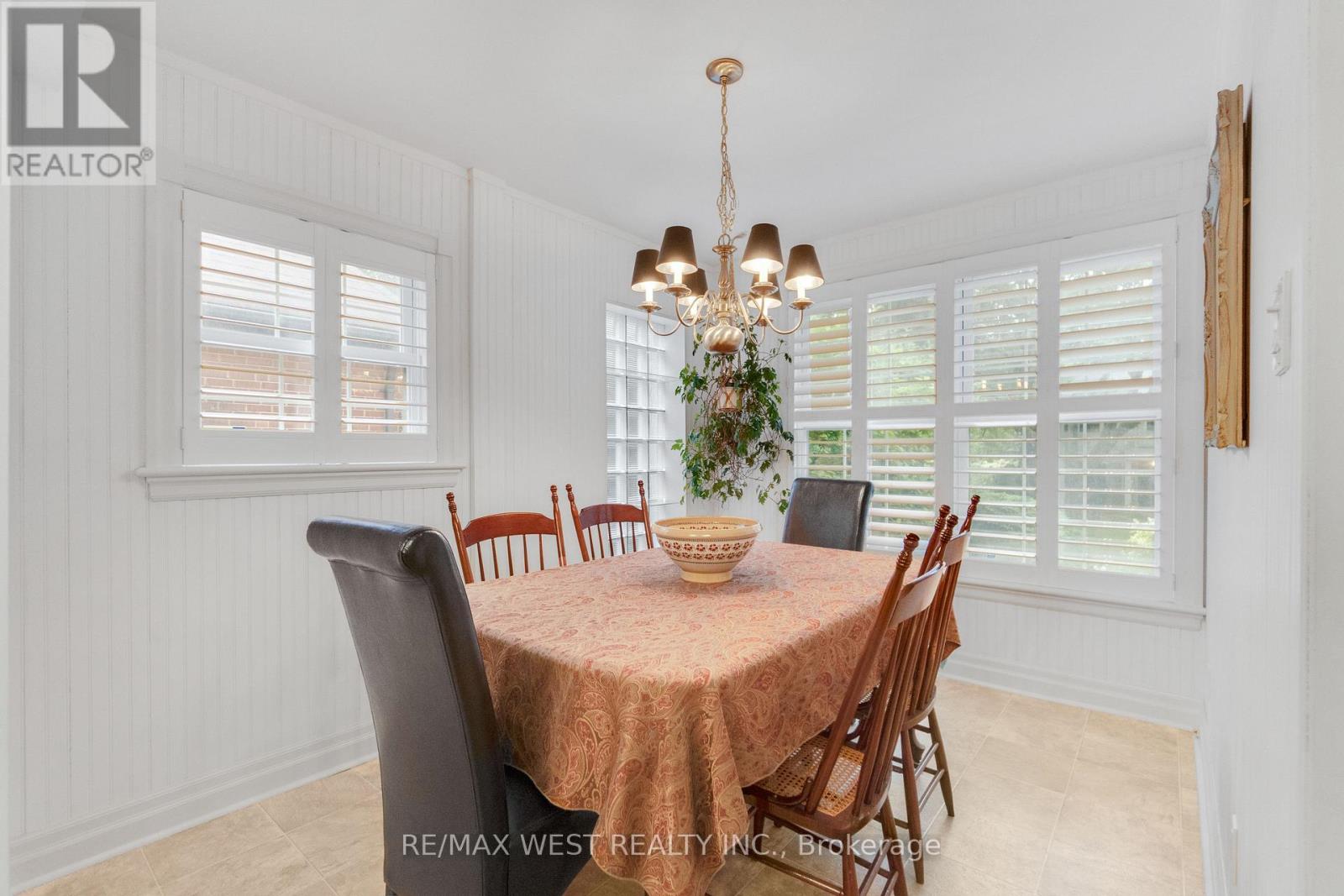 18 North Kingslea Drive, Toronto, Ontario  M8Y 2B1 - Photo 4 - W13464360