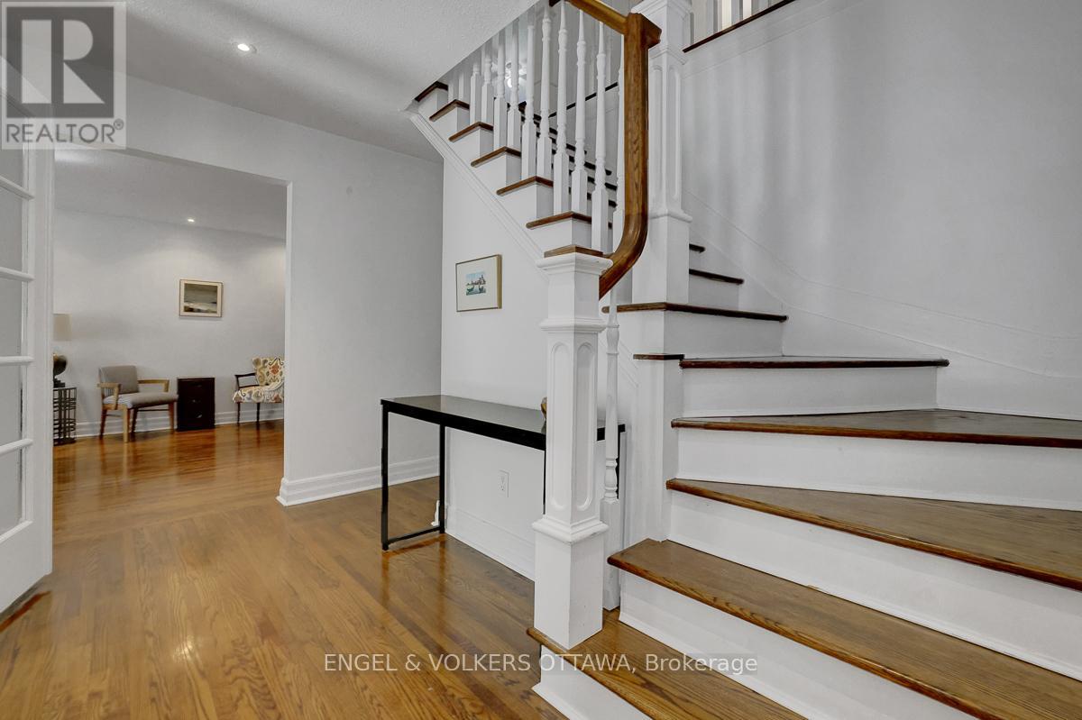 516 Buchanan Crescent, Ottawa, Ontario  K1J 7X9 - Photo 2 - X13464434