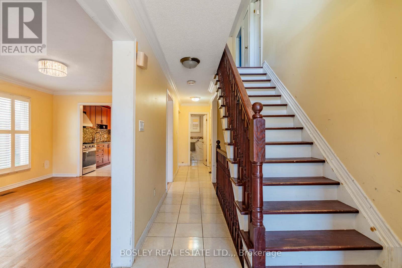 6 Floribunda Crescent, Brampton, Ontario  L6T 4S1 - Photo 2 - W13464436