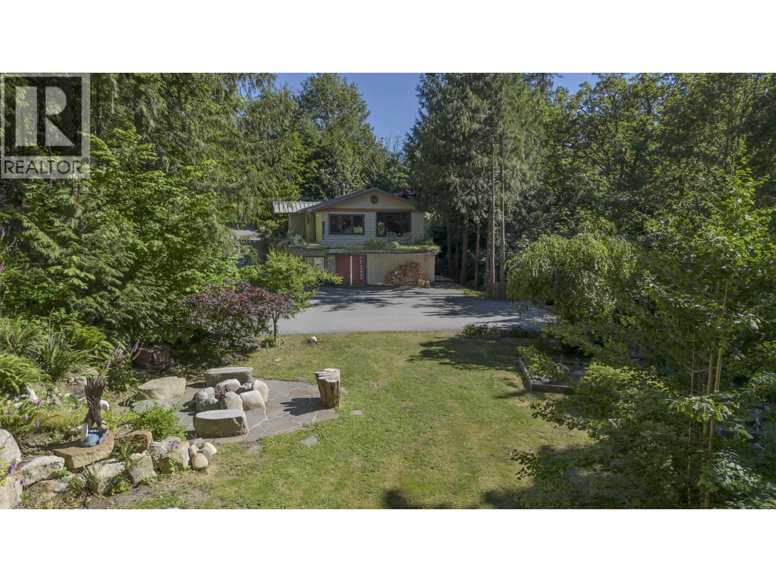 40102 Skyline Place, Squamish, British Columbia  V0N 1T0 - Photo 2 - R3137647