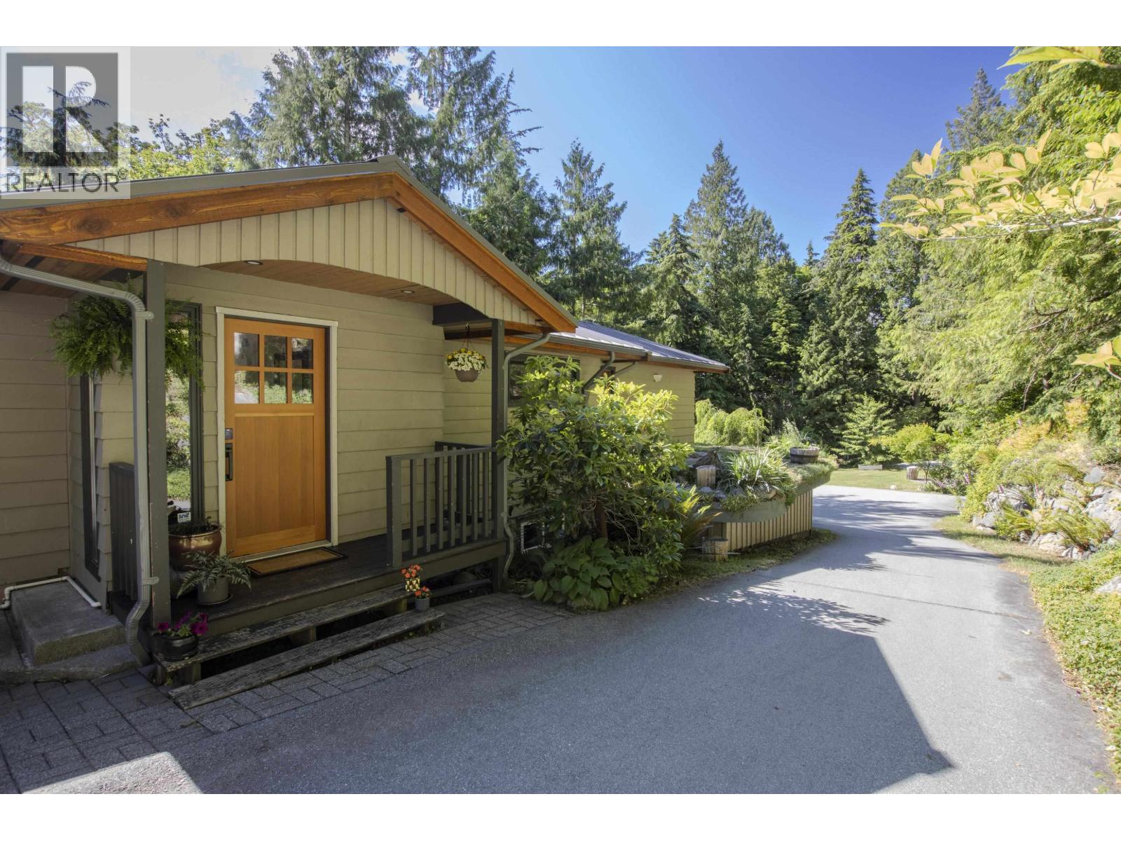 40102 Skyline Place, Squamish, British Columbia  V0N 1T0 - Photo 3 - R3137647