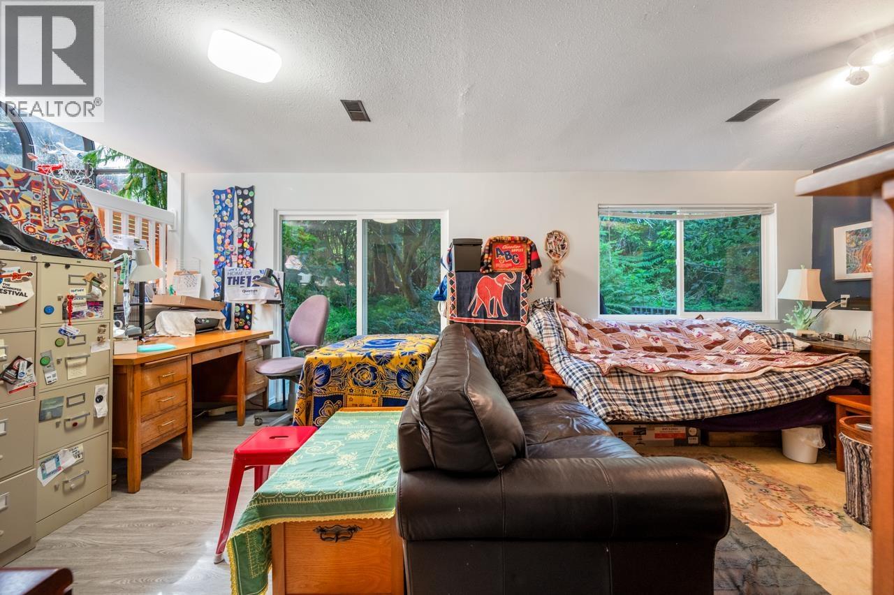 5261 Cliffridge Avenue, North Vancouver, British Columbia  V7R 3V2 - Photo 9 - R3137652
