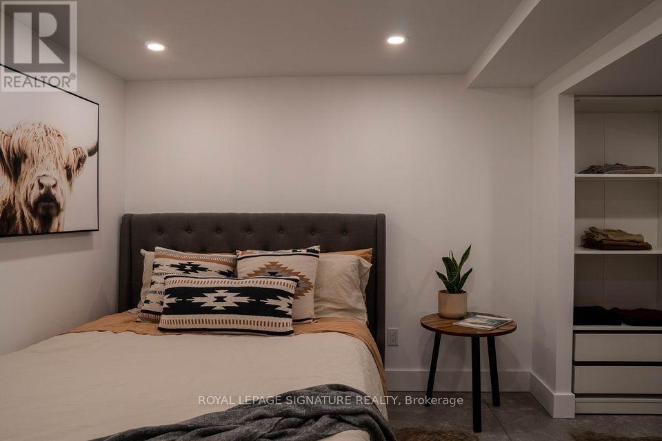 Lower - 166 Oakmount Road, Toronto, Ontario  M6P 2N9 - Photo 11 - W13464424