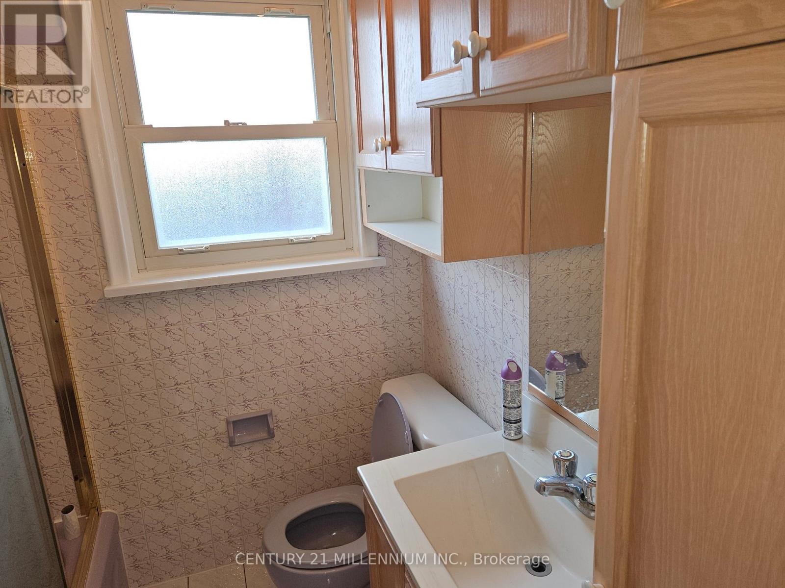Upper - 32 Stewart Avenue, Thorold, Ontario  L2V 2W7 - Photo 2 - X13464418