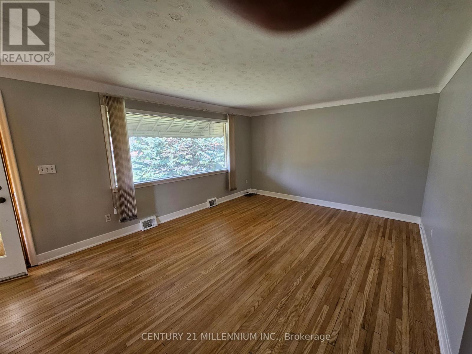 Upper - 32 Stewart Avenue, Thorold, Ontario  L2V 2W7 - Photo 6 - X13464418