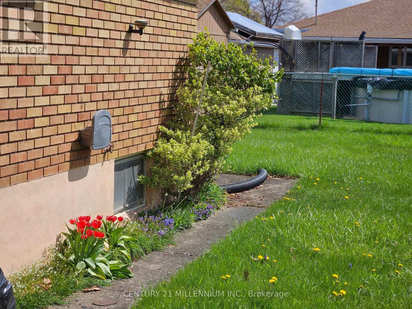 Upper - 32 Stewart Avenue, Thorold, Ontario  L2V 2W7 - Photo 7 - X13464418