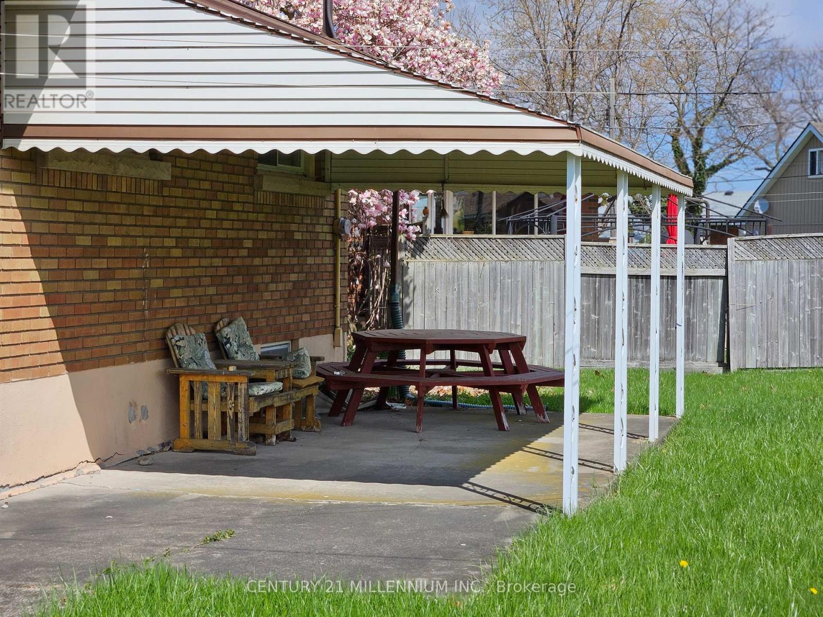 Upper - 32 Stewart Avenue, Thorold, Ontario  L2V 2W7 - Photo 8 - X13464418