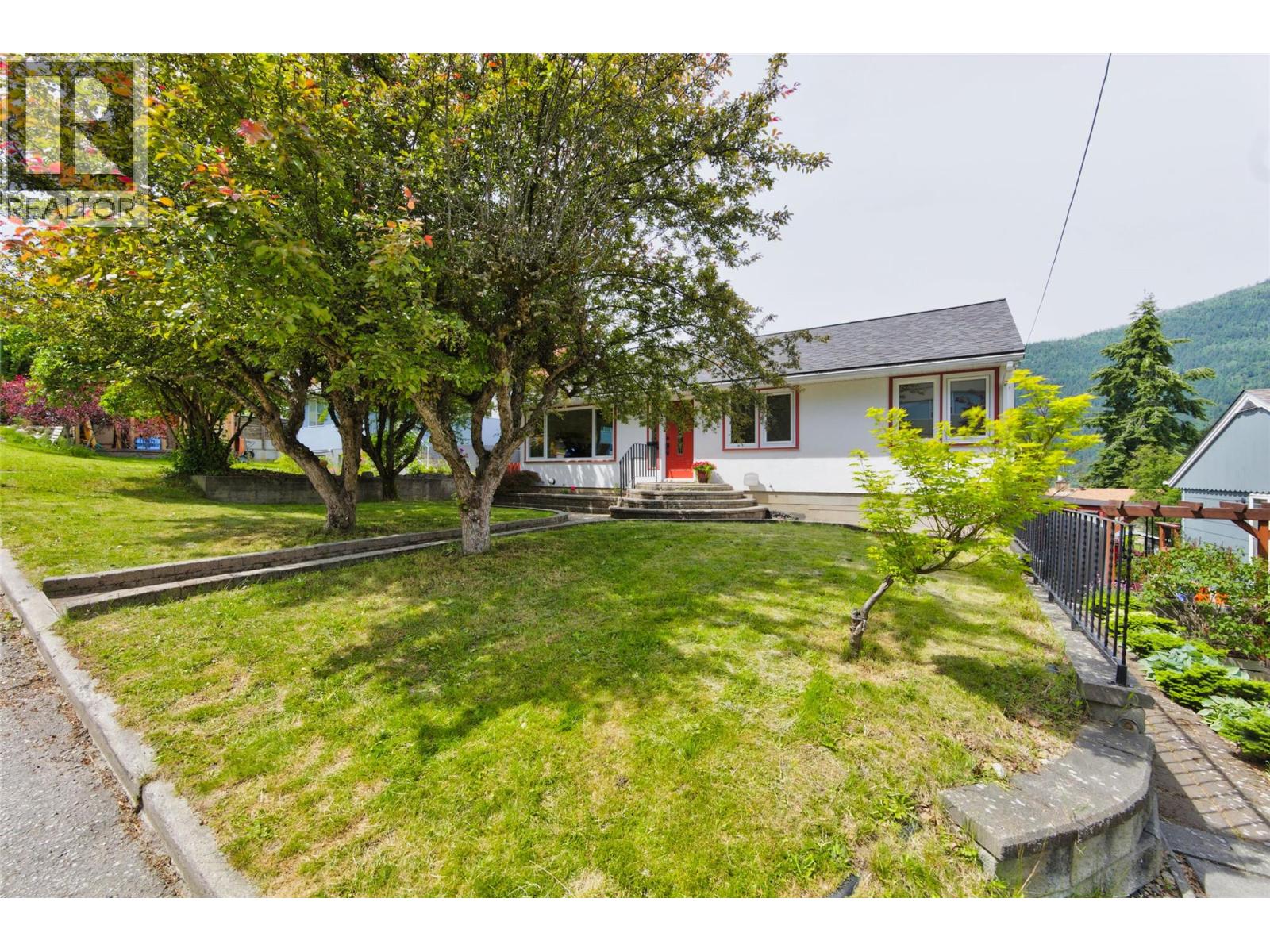 815 Tenth Street, Nelson, British Columbia  V1L 3C6 - Photo 3 - 10391936