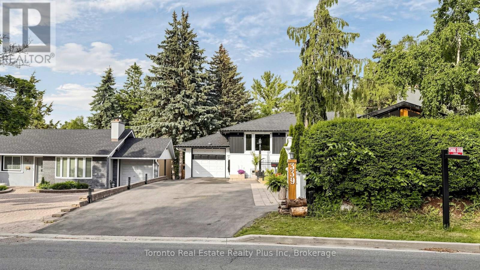 <div class="slider-price">$1,393,333</div><p>339 East Avenue, Toronto, Ontario</p>