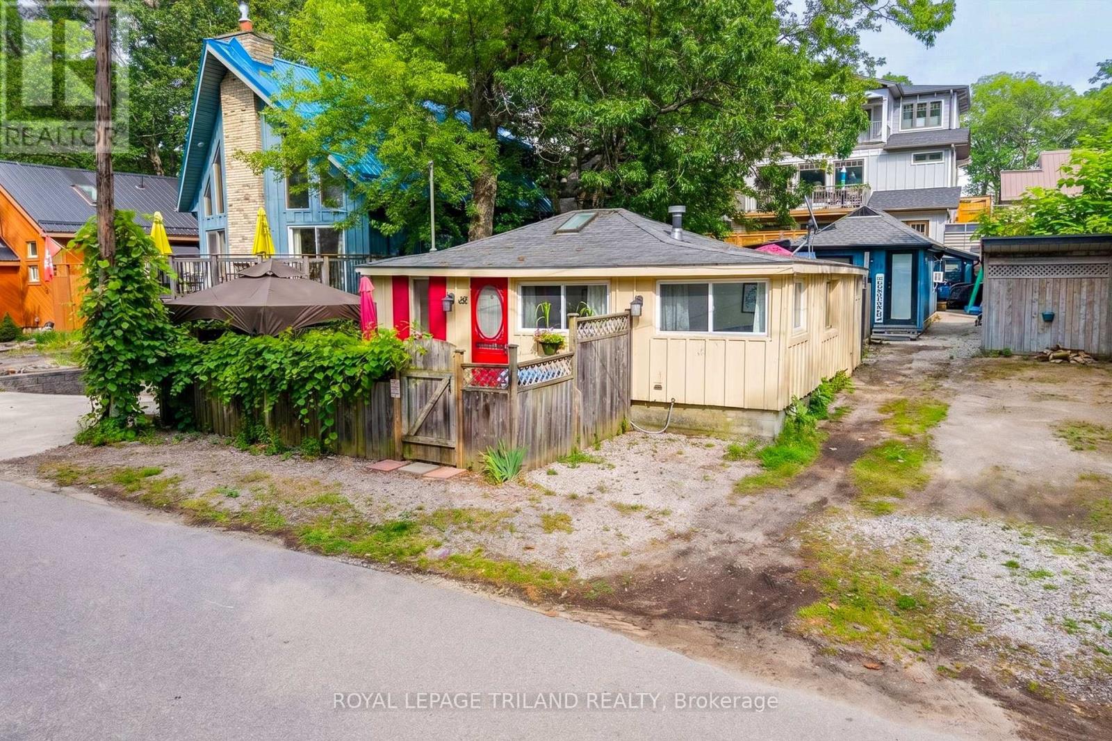 26 Elmwood Avenue, Lambton Shores, Ontario  N0M 1T0 - Photo 3 - X13464532